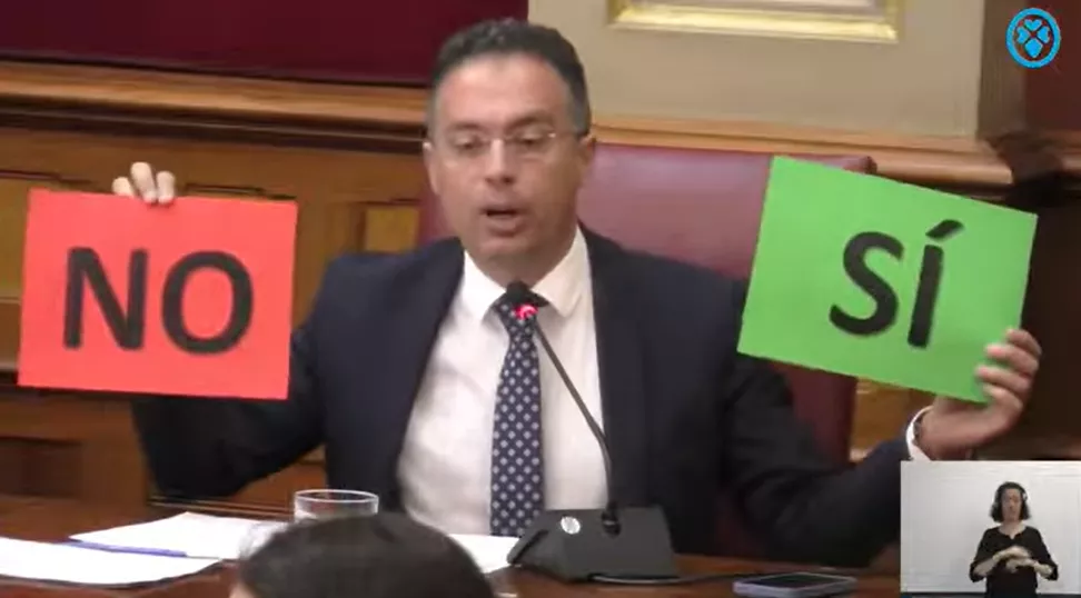Carlos Tarife muestra dos carteles de un SI o un NO en el Pleno / AYUNTAMIENTO DE SANTA CRUZ