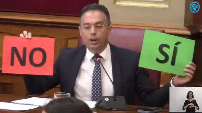 Carlos Tarife muestra dos carteles de un SI o un NO en el Pleno / AYUNTAMIENTO DE SANTA CRUZ
