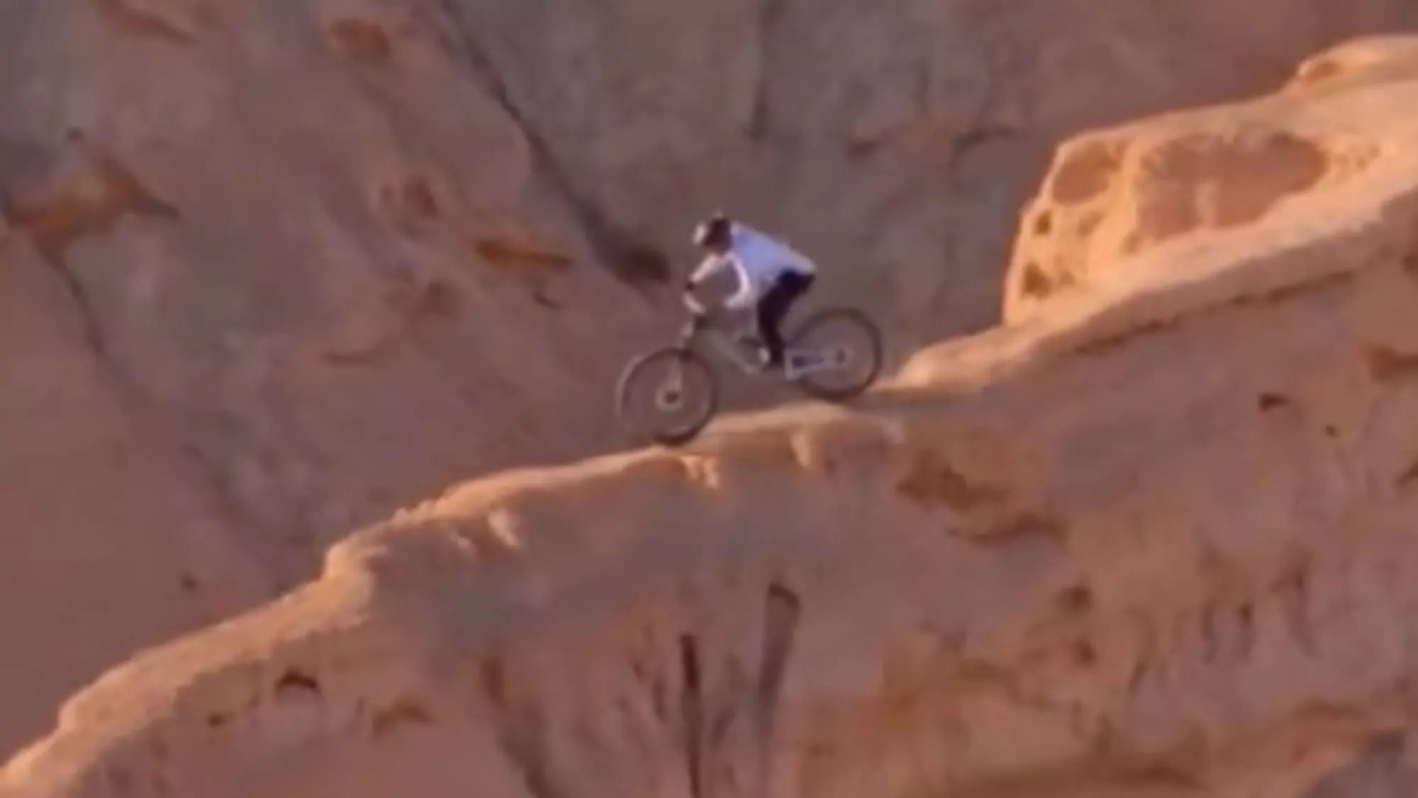 El ‘biker’ sobre el yacimiento del Barranco de los Encantados en Fuerteventura / El ‘biker’ sobre el yacimiento del Barranco de los Encantados en Fuerteventura /