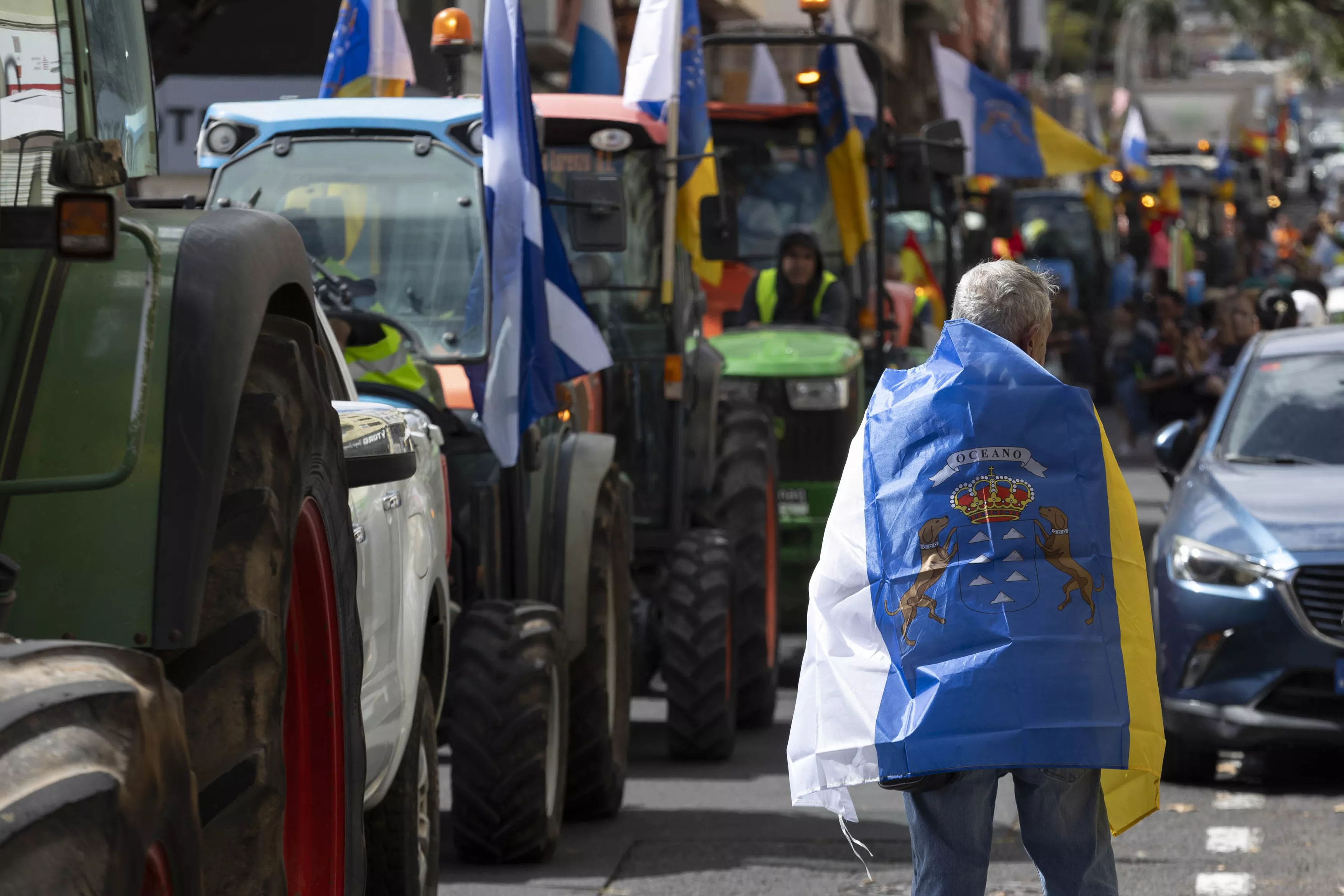 Unas 3500 personas y más de 70 tractores han recorrido el centro de Santa Cruz de Tenerife en la tractorada / EFE / MIGUEL BARRETO