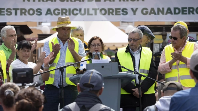 la presidenta de Asaga Canarias, Ángela Delgado, leyó un manifiesto con las principales reivindicaciones del sector. La prioritaria, el rechazo a una Política Agraria Común "cada vez más restrictiva, reguladora y limitante".
