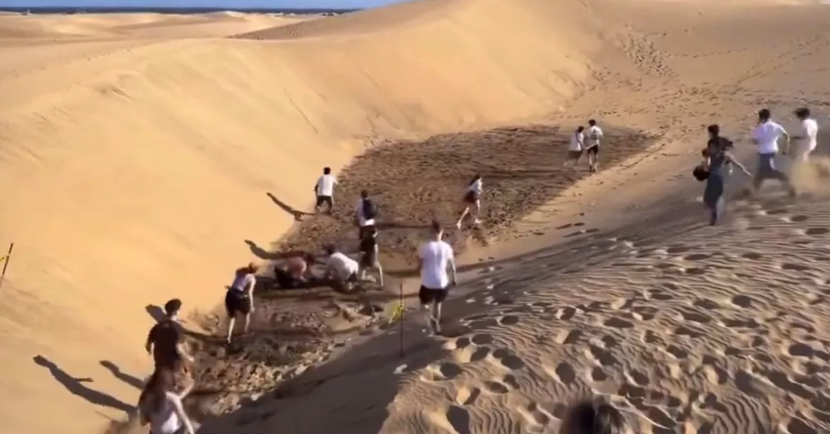 Un grupo de personas atentan contra la Reserva Natural de las Dunas de Maspalomas en busca de 1000 euros y puede acabar en multa. / AH
