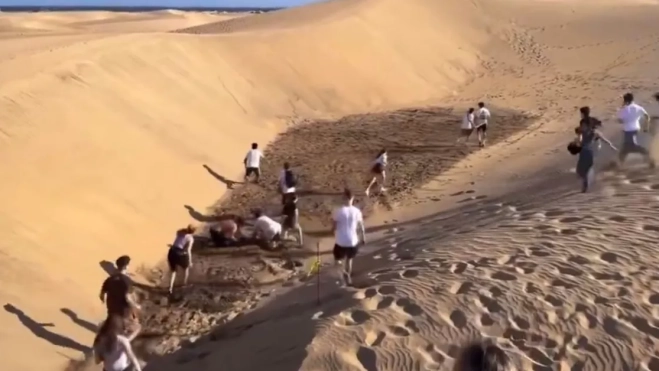 Un grupo de personas atentan contra la Reserva Natural de las Dunas de Maspalomas en busca de 1000 euros. / AH