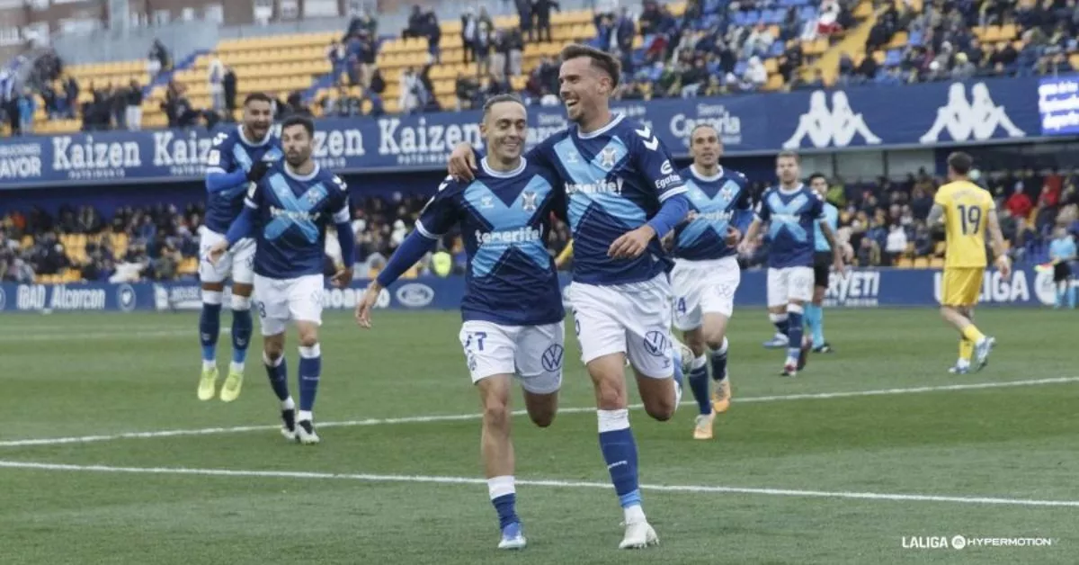 Sergio González celebra junto a Luism Cruz el gol del empate en Alcorcón en el minuto 88, diez minutos después del golazo de falta de Jacobo./  LALIGA.