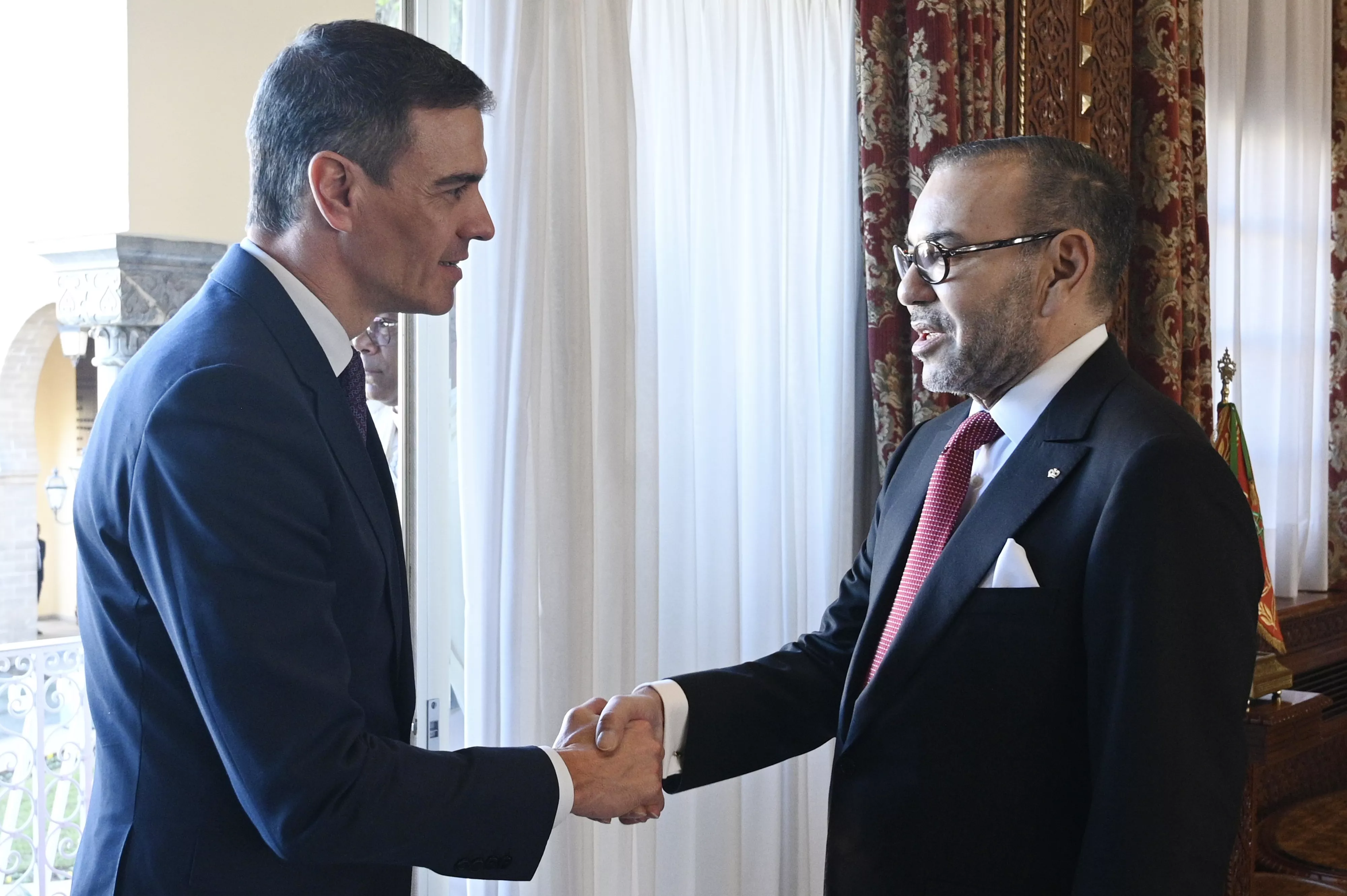 El presidente del Gobierno español, Pedro Sánchez, saluda al rey Mohamed VI, durante su encuentro mantenido en Rabat el pasado miércoles y en el que se trató la cesión del espacio aéreo del Sáhara. / BORJA PUIG DE LA BELLACASA-EFE