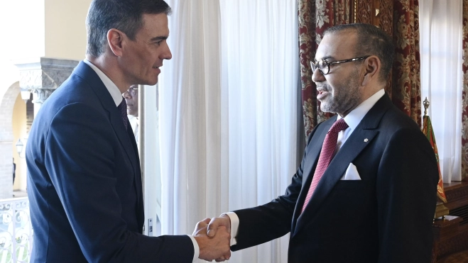 El presidente del Gobierno español, Pedro Sánchez, saluda al rey Mohamed VI, durante su encuentro mantenido en Rabat el pasado miércoles y en el que se trató la cesión del espacio aéreo del Sáhara. / BORJA PUIG DE LA BELLACASA-EFE El presidente del Gobierno español, Pedro Sánchez, saluda al rey Mohamed VI, durante su encuentro mantenido en Rabat el pasado miércoles y en el que se trató la cesión del espacio aéreo del Sáhara. / BORJA PUIG DE LA BELLACASA-EFE