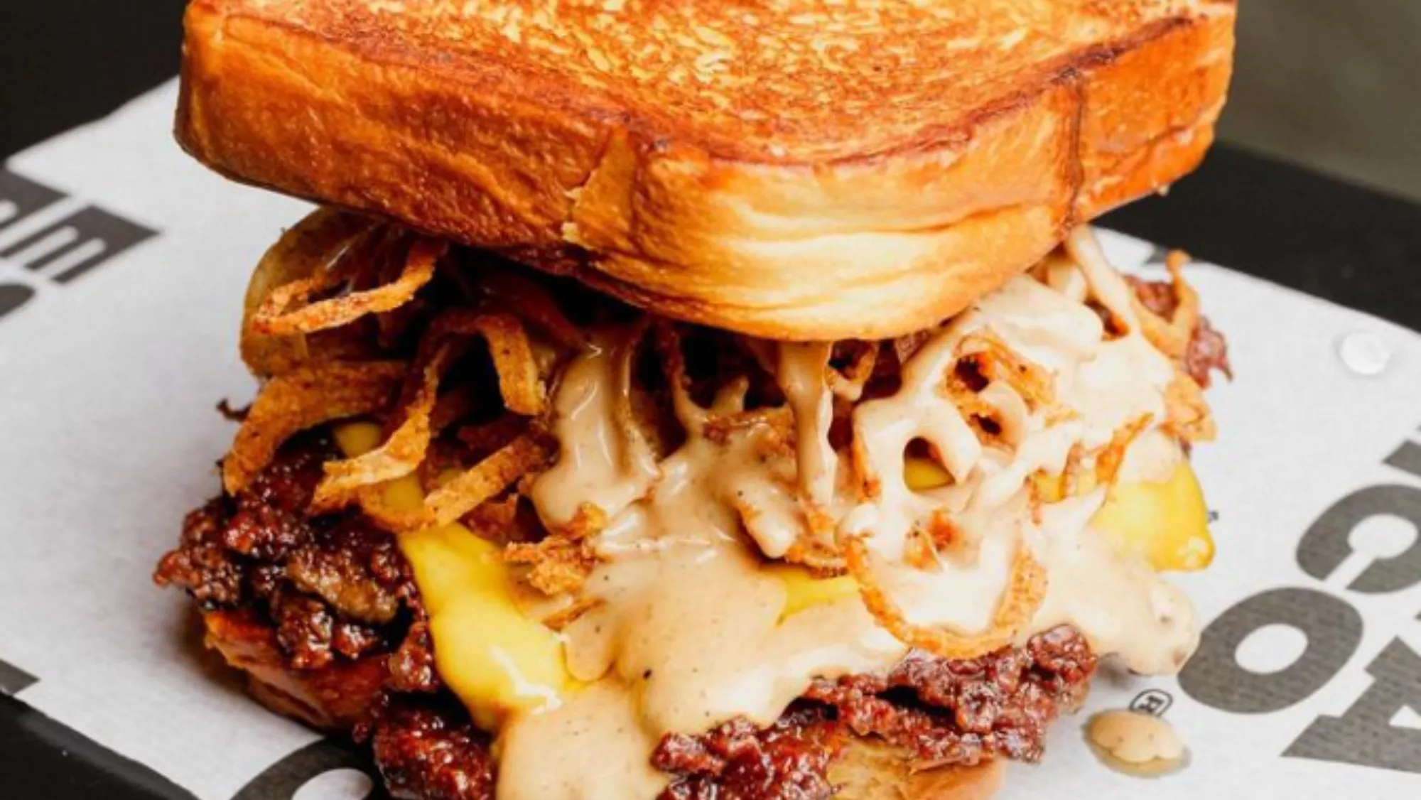 Imagen de una hamburguesa de Está Rico Burger / REDES