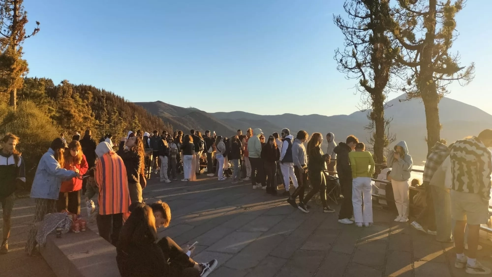 Centenares de personas en el mirador de Chipeque. A la derecha, algunas consumiendo bebidas alcohólicas./ AH