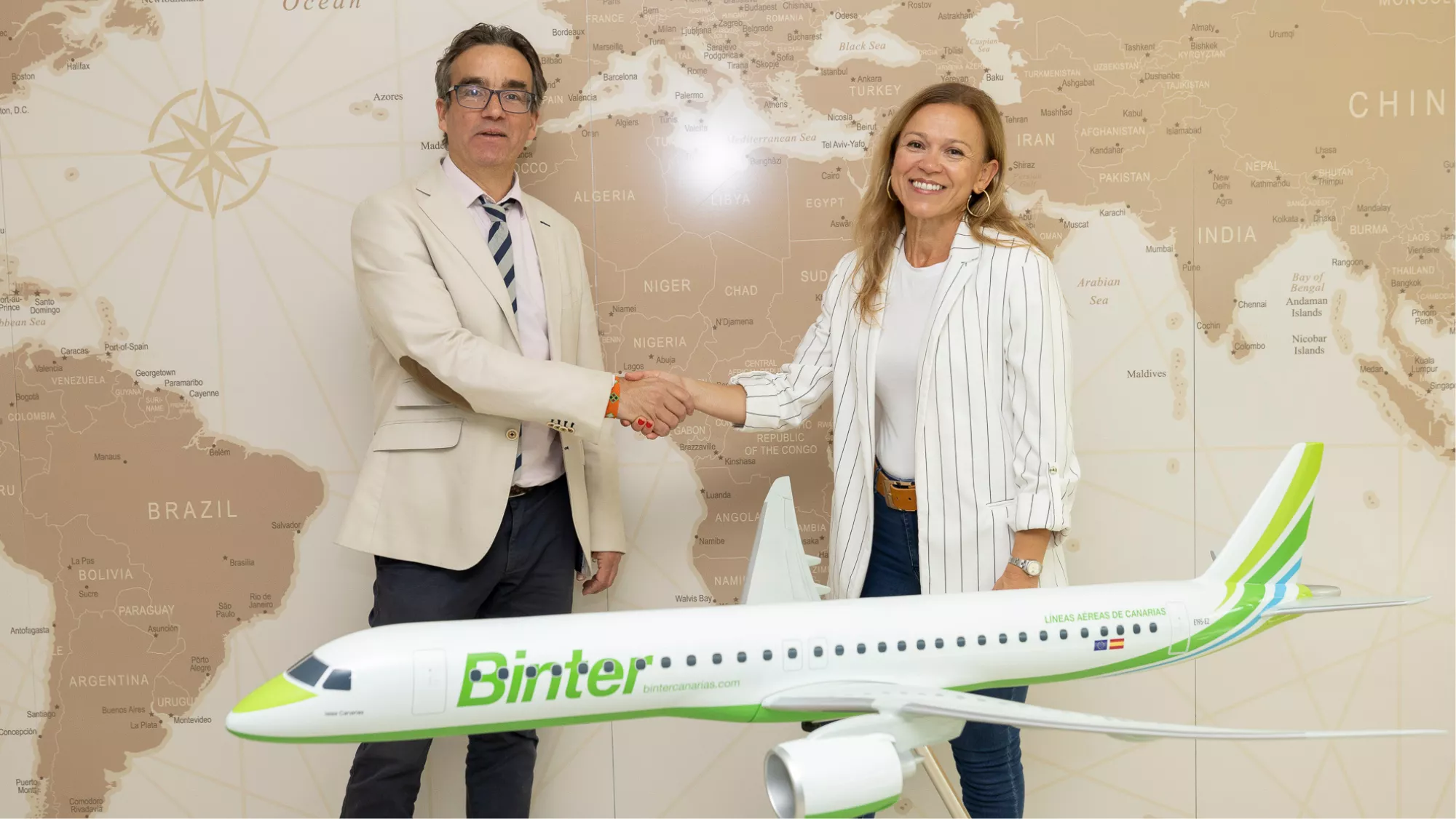 Noelia Curbelo Caro, jefa de Relaciones Institucionales y Comunicación de Binter, y José María Segura Salvador, director general de ECCA Fundación Canaria / BINTER