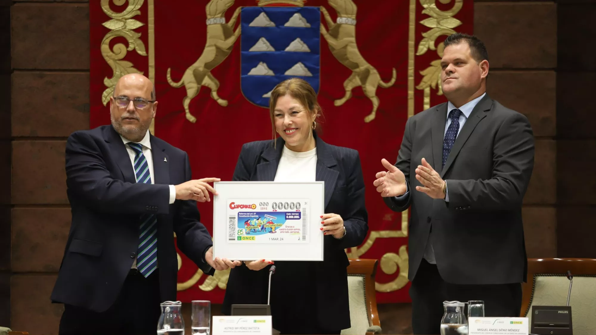 Astrid Pérez con los representantes de la ONCE / PARLAMENTO DE CANARIAS