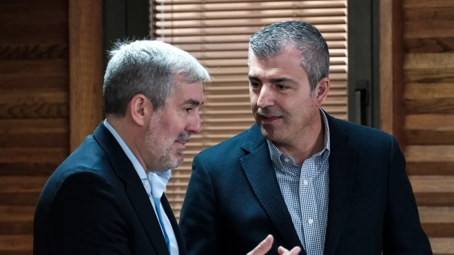 Fernando Clavijo habla con Manuel Domínguez / EFE - ÁNGEL MEDINA Fernando Clavijo habla con Manuel Domínguez / EFE - ÁNGEL MEDINA