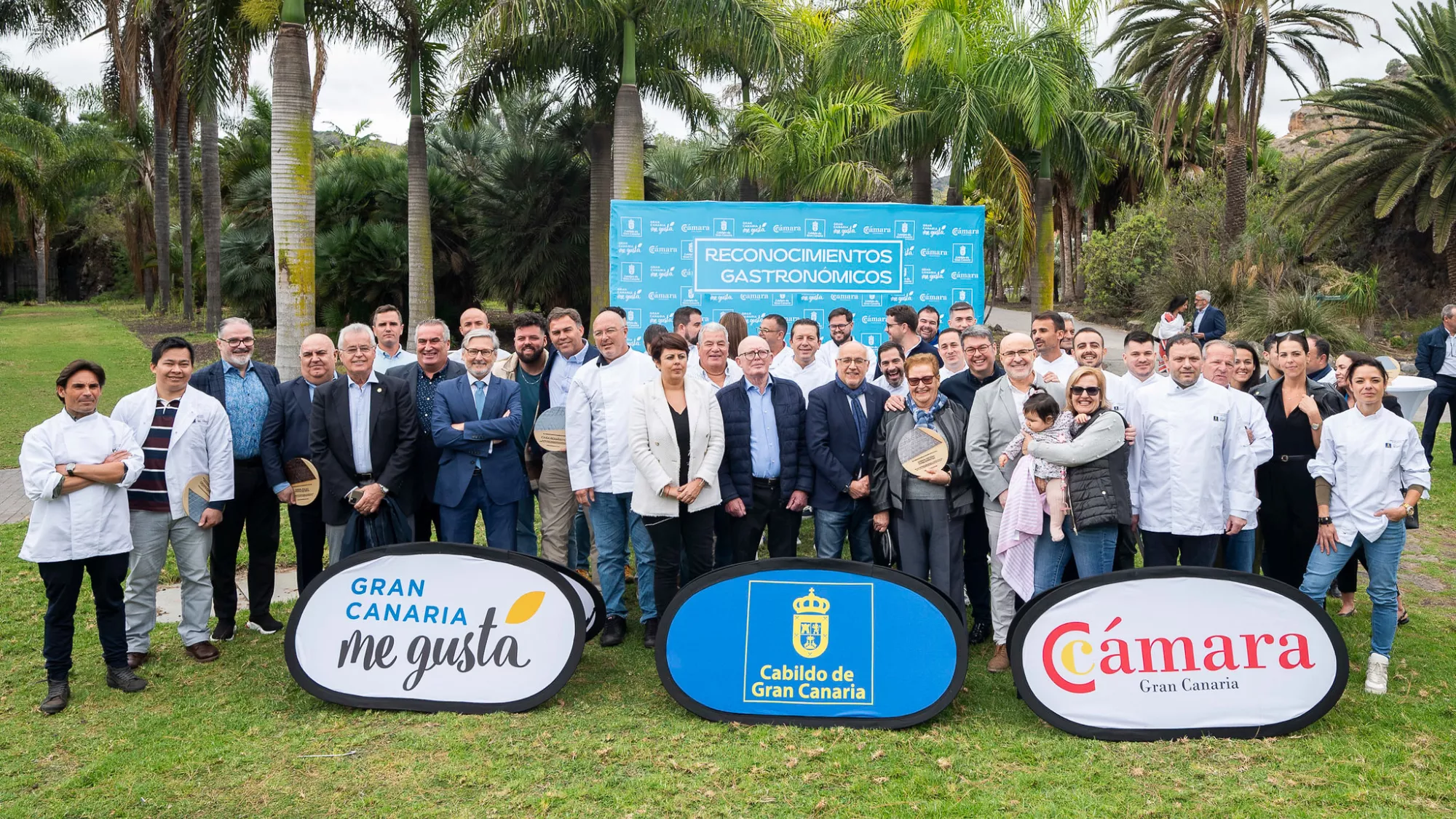 Antonio Morales con los dueños de los restaurantes / CABILDO DE GRAN CANARIA Antonio Morales con los dueños de los restaurantes / CABILDO DE GRAN CANARIA