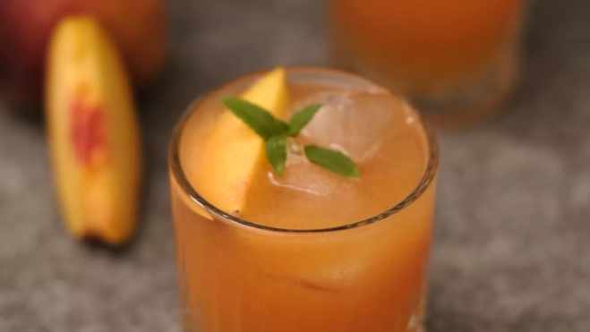 Imagen de archivo de una bebida con zumo de melocotón / Pexels