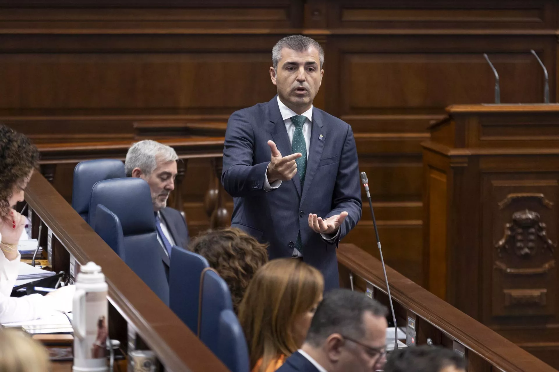 El consejero de Economía  y vicepresidente de Canarias, Manuel Domínguez, en el Parlamento. / EFE - MIGUEL BARRETO