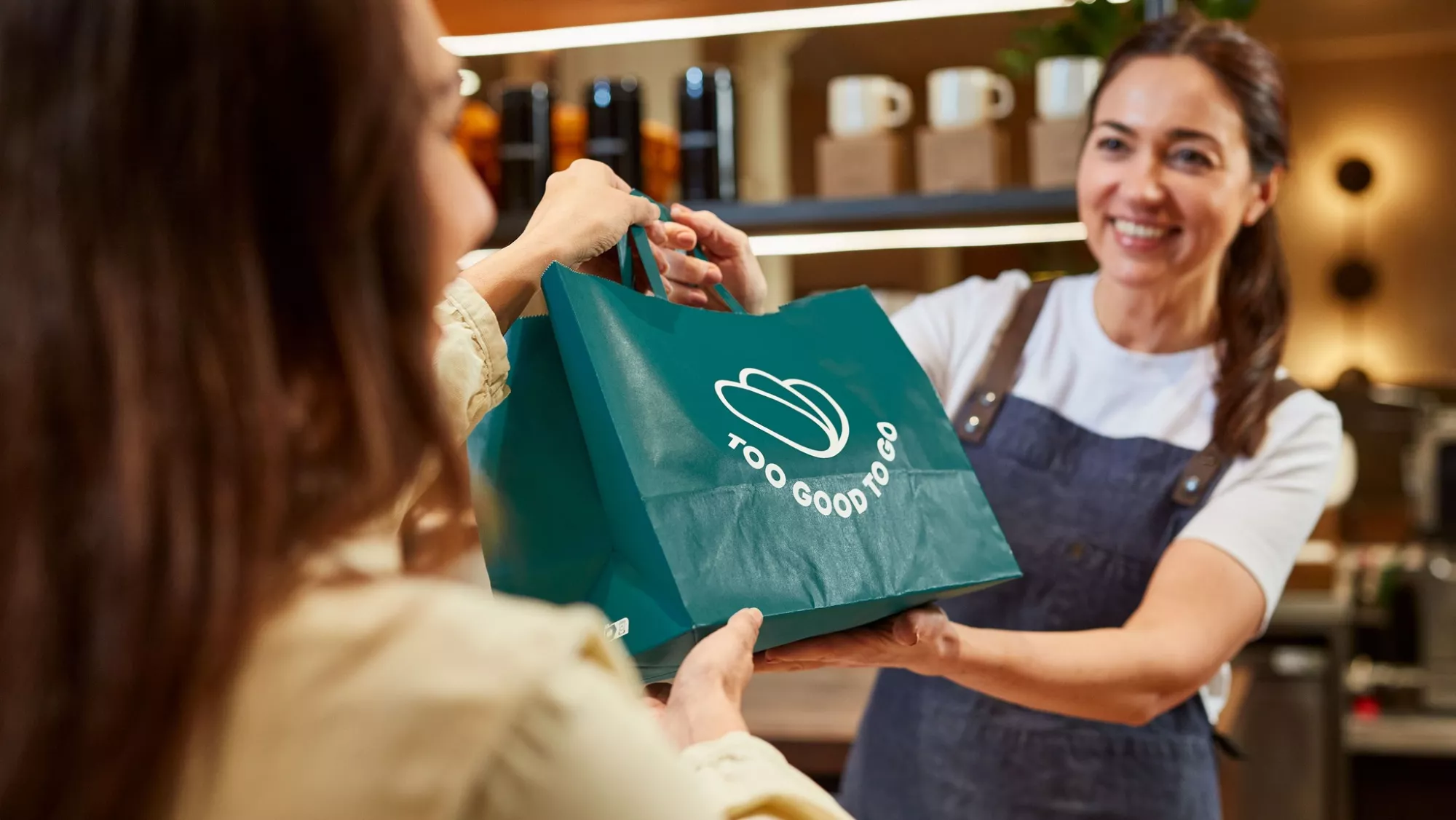 Un restaurante haciendo una entrega de Too Good To Go / TOO GOOD TO GO