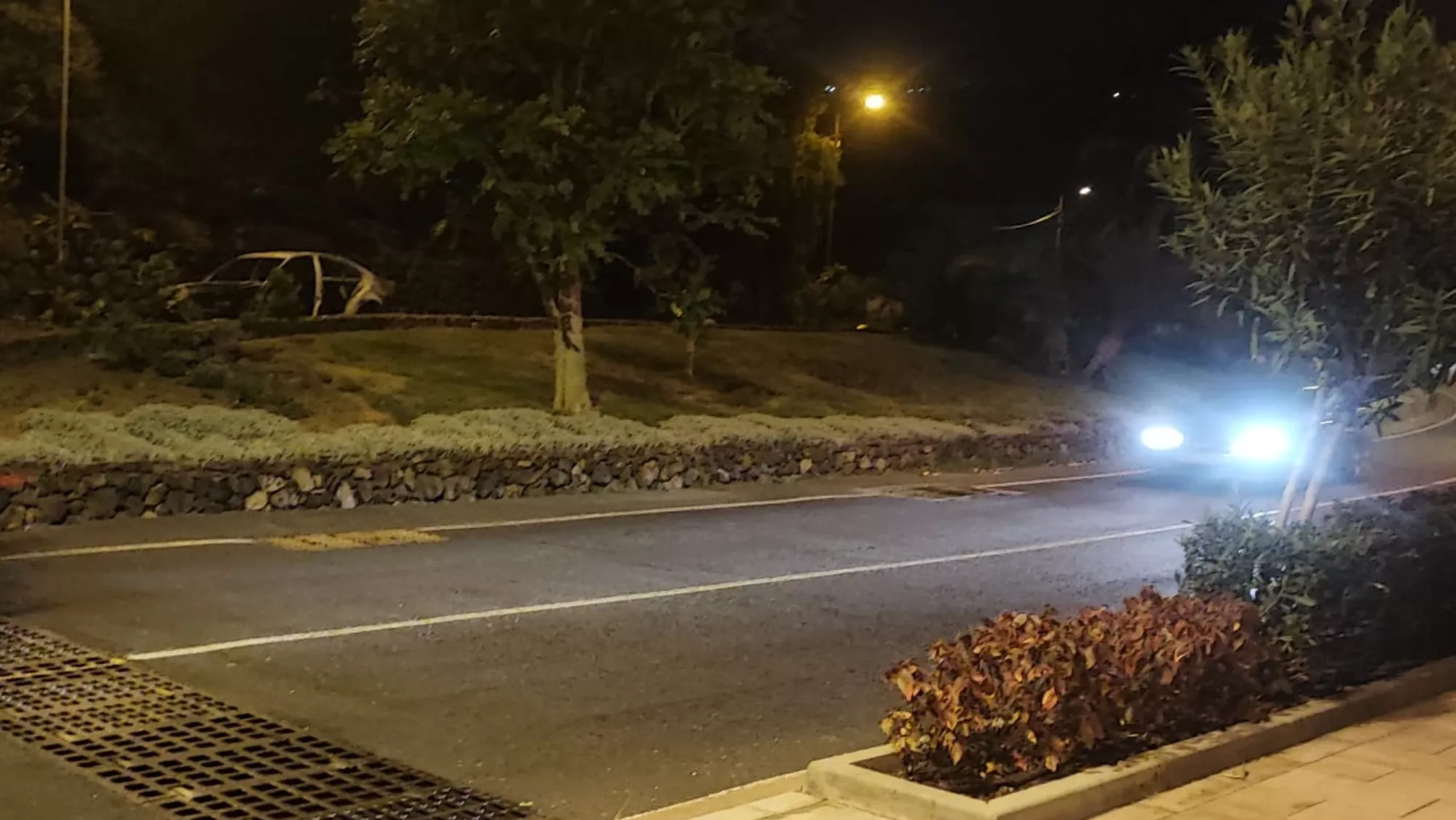 Coche quemado en la avenida Los Chincanayros de Icod de los Vinos./ CEDIDA