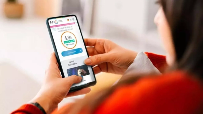 Una persona entra en la web de TECH / TECH