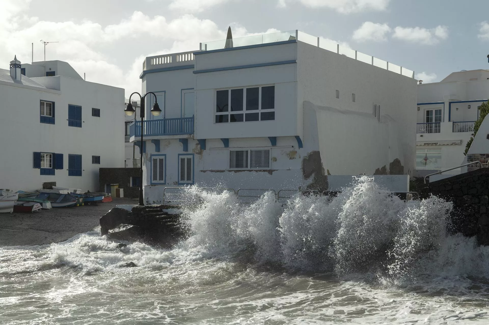 Olas y viento en el pueblo de Punta Mujeres, municipio de Haría, Lanzarote. / EFE - ADRIEL PERDOMO