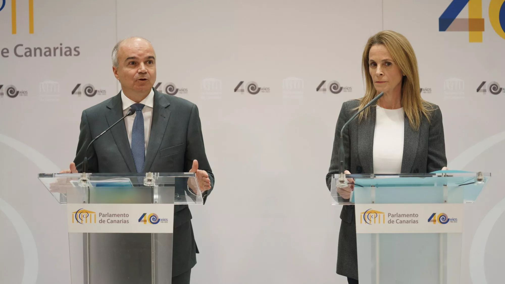 Los diputados de CC y PP, José Alberto Díaz-Estébanez (i) y Luz Reverón, (d) respectivamente, en la rueda de prensa tras registrar una propuesta de comisión para investigar la compra de material sanitario durante la pandemia./ EFE-RAMÓN DE LA ROCHA