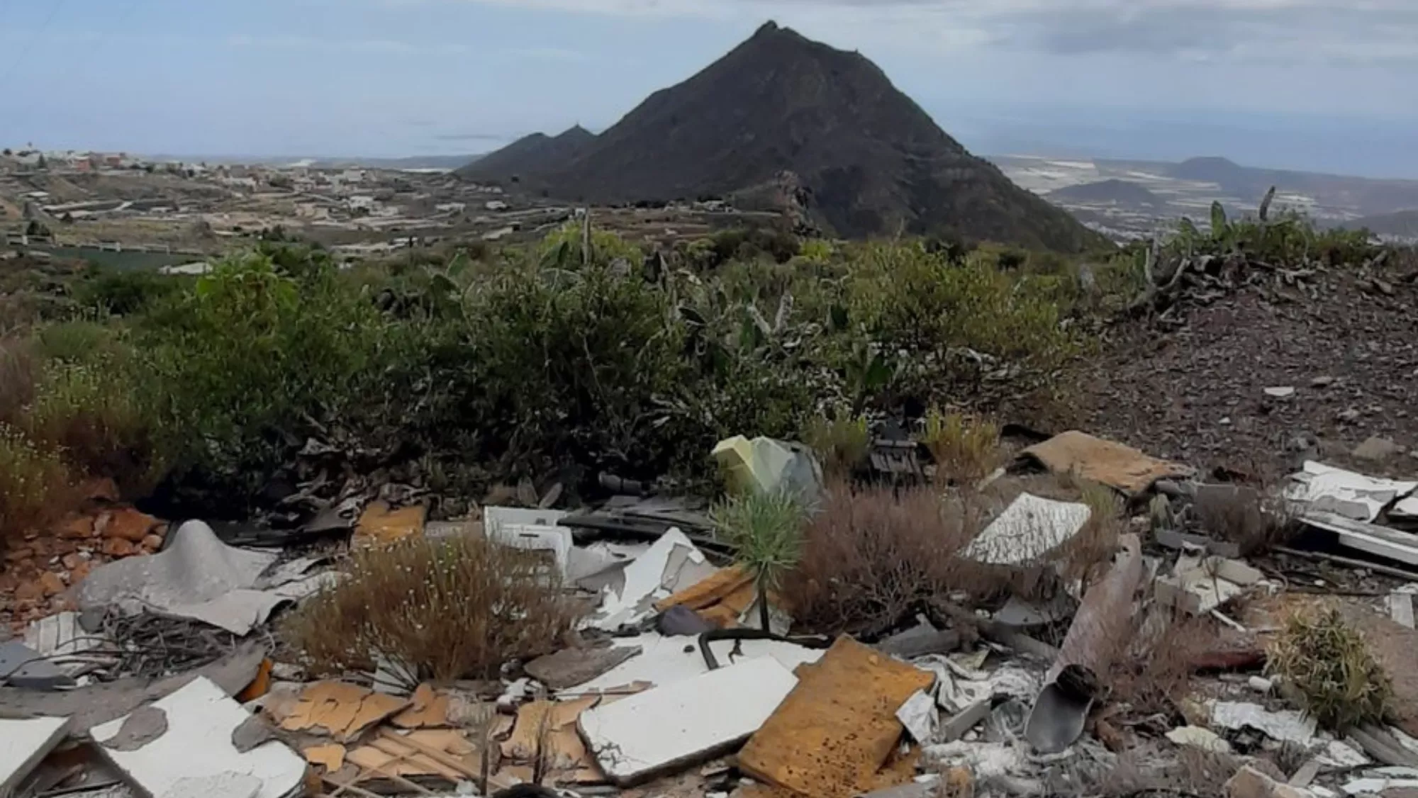 Acceso al espacio natural protegido del monumento natural del roque de Jama, entre Arona y San Miguel, lleno de escombros./ JOSÉ CARLOS HERRERO