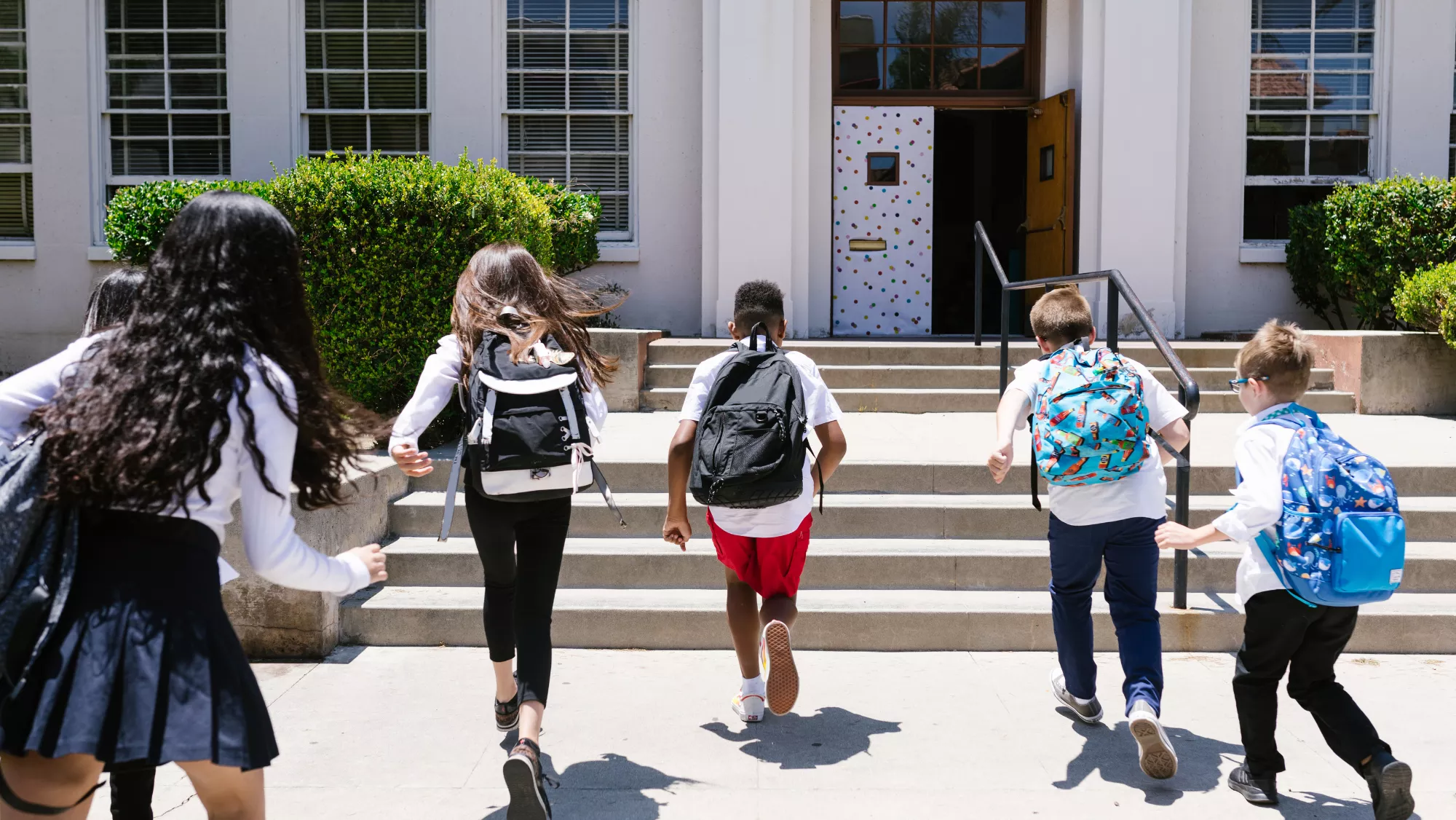 Imagen de unos niños entrando a un colegio / AH