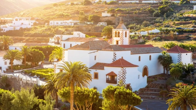 La Iglesia de Santa María de Betancuria es el núcleo del casco histórica de Betancuria, uno de los pueblos más bonitos de España./ REDES.