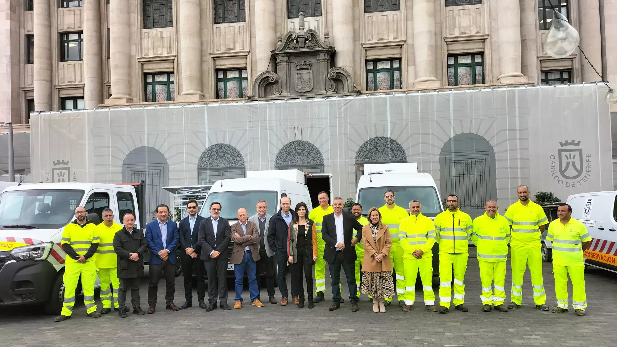 La presidenta del Cabildo de Tenerife, Rosa Dávila, y el consejero de Carreteras, Dámaso Arteaga (ambos en el centro), presentan los nuevos vehículos del contrato de mantenimiento vial./ AH