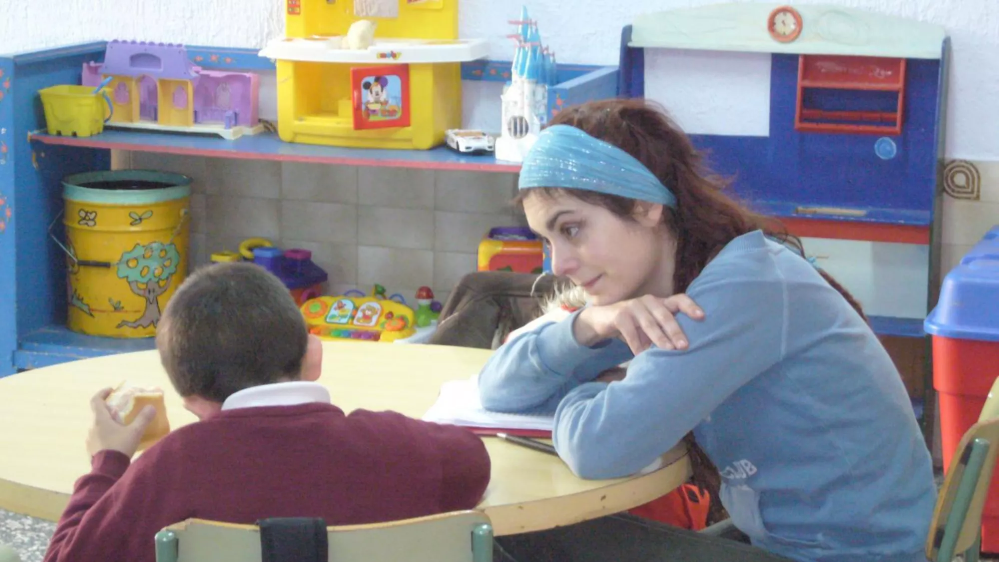 Imagen de archivo de una trabajadora social que trabaja con menores en España./ CAM