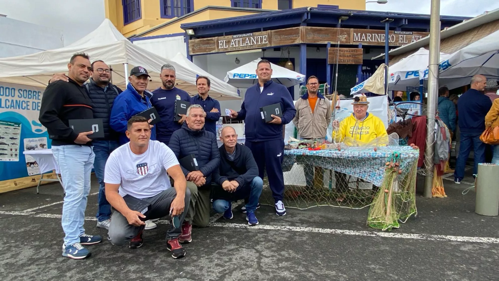 Pescadores de la Cofradía de San Cristóbal con sus nuevas tablets para dar el paso a la digitalización / ATLÁNTICO HOY