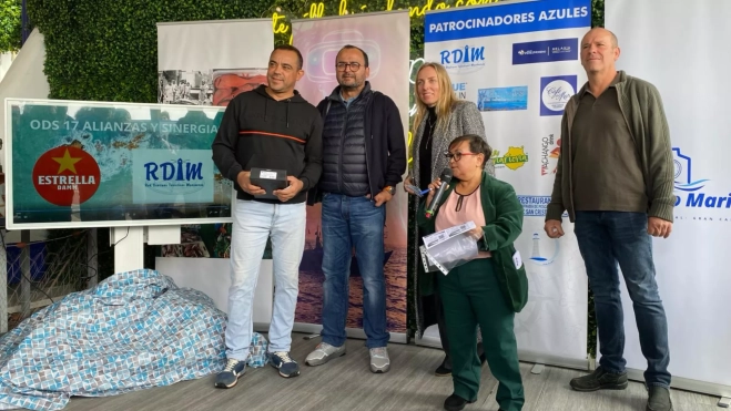 Uno de los pescadores recibe su tablet donde aparecerá la información de su embarcación / ATLÁNTICO HOY 