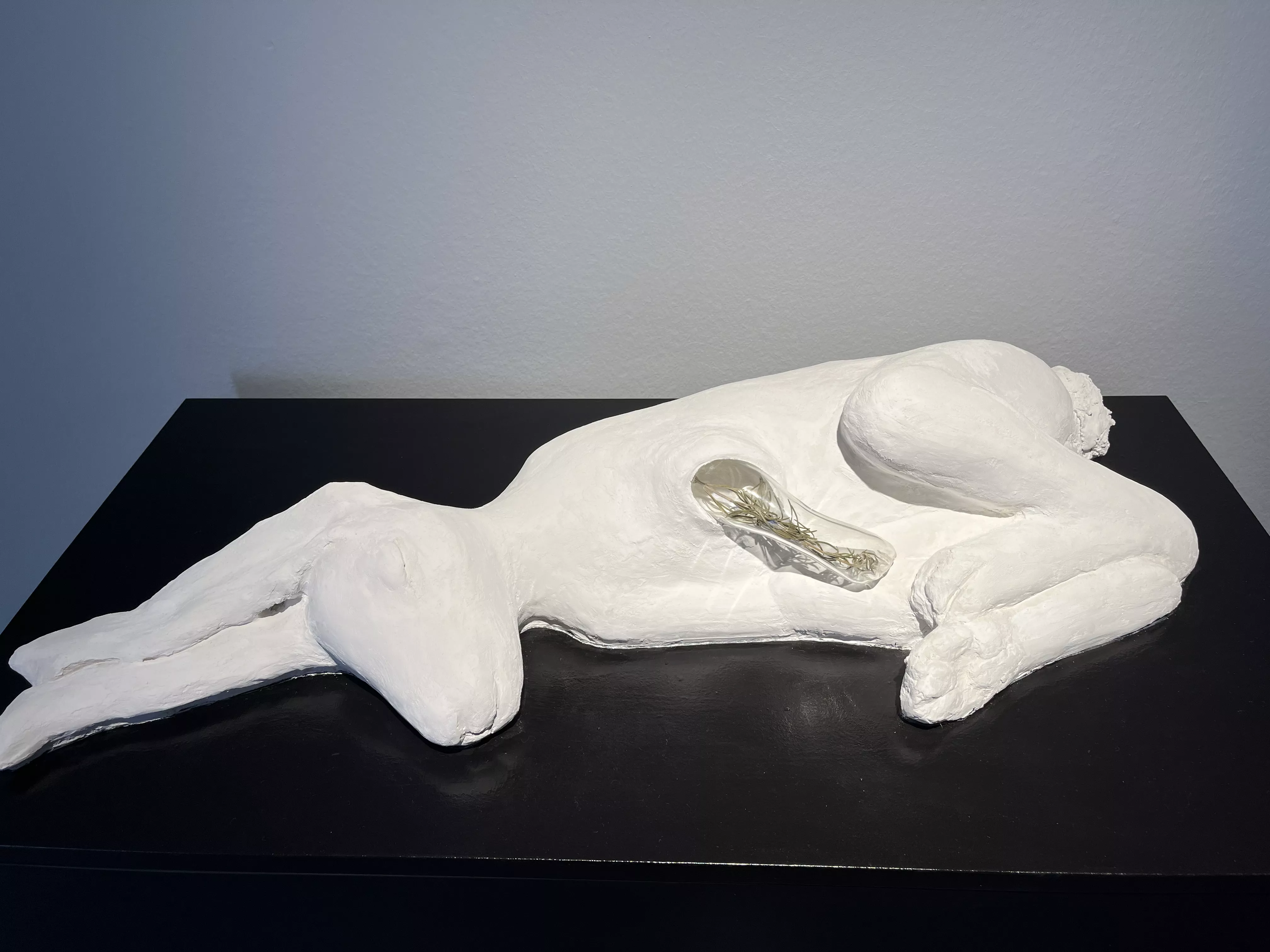 Claudia es una escultura de Helen Acosta que homenajea a una amiga fallecida a través de una liebre blanca con tres patas / ATLÁNTICO HOY 