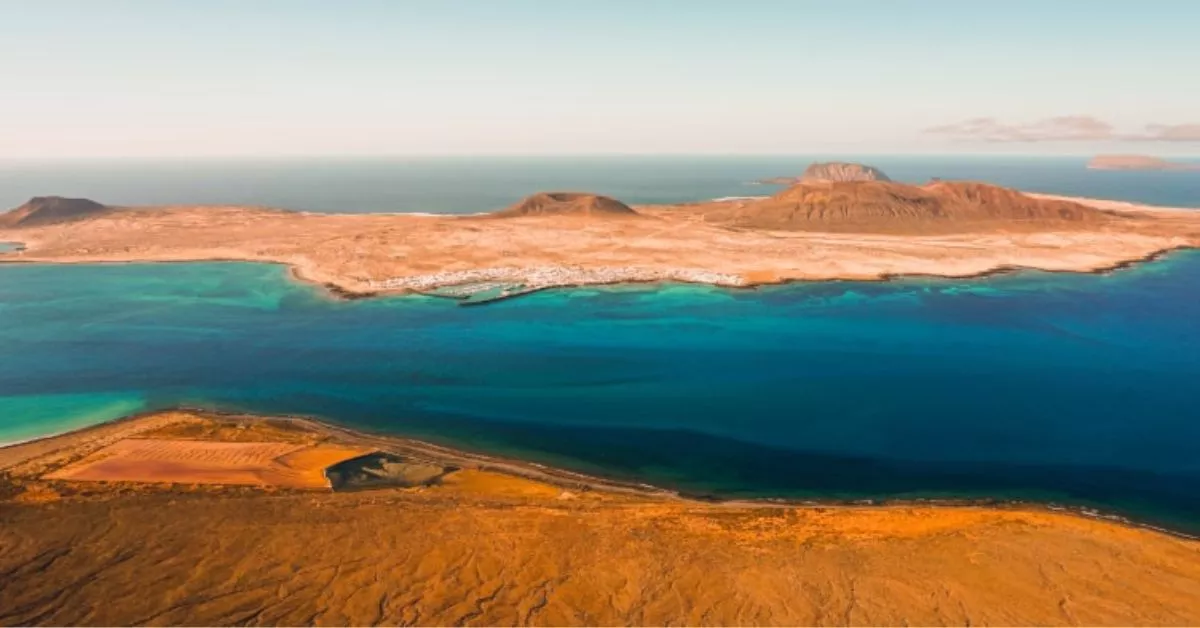 Vista de La Graciosa desde Lanzarote, las dos islas que tienen el común el municipio de Teguise./ TURISMO LANZAROTE.