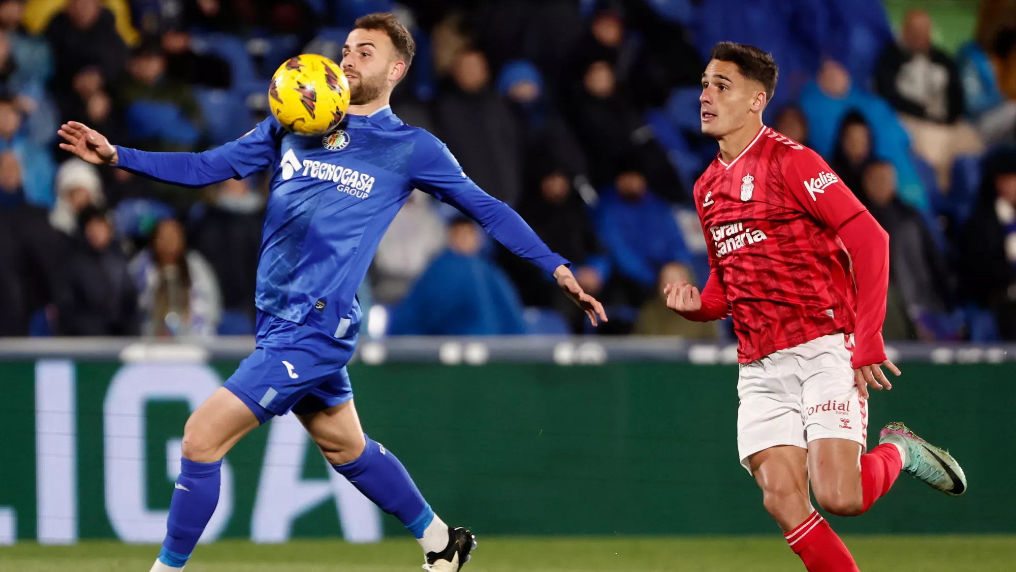  El delantero del Getafe, Borja Mayoral, controla el balón ante el centrocampista de Las Palmas, Sergi Cardona / EFE - SERGIO PÉREZ