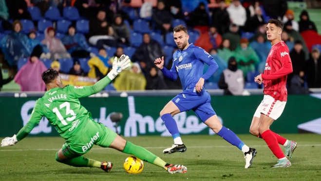 El guardameta de Las Palmas, Álvaro Vallés, detiene el balón ante el delantero del Getafe, Borja Mayoral / EFE - SERGIO PÉREZ