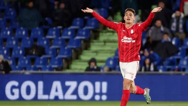 El centrocampista de Las Palmas, Sergi Cardona, celebra el segundo gol del equipo canario / EFE - SERGIO PÉREZ
