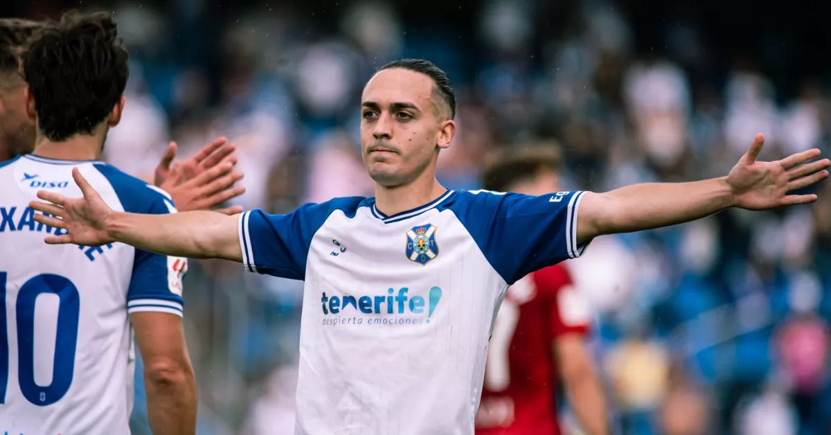 Luismi Cruz provocó el penalti con el que Gallego abrió el marcador y marcó un golazo en el minuto 30 en el triunfo del Tenerife por 2-1 ante el Mirandés en el Heliodoro./ @sanacosta_  