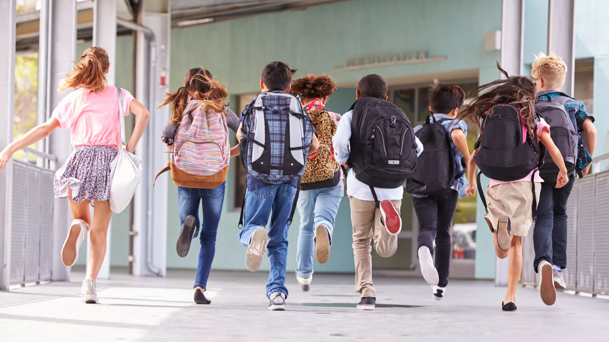 Imagen de unos niños corriendo hacia el colegio privado / AH