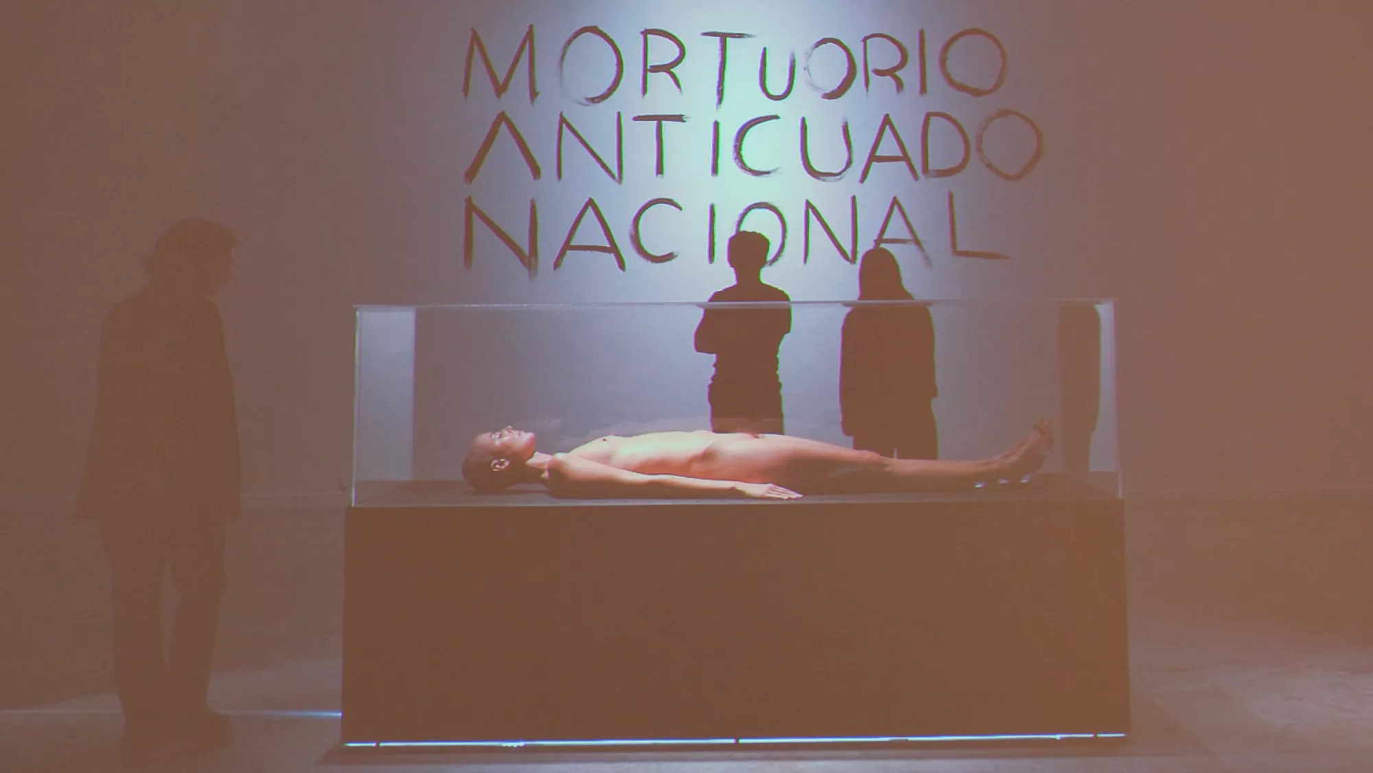 La artista Nayra Martín se pregunta en su exposición XAXO sobre la exposición pública de las momias / EFE - ALBERTO VALDÉS