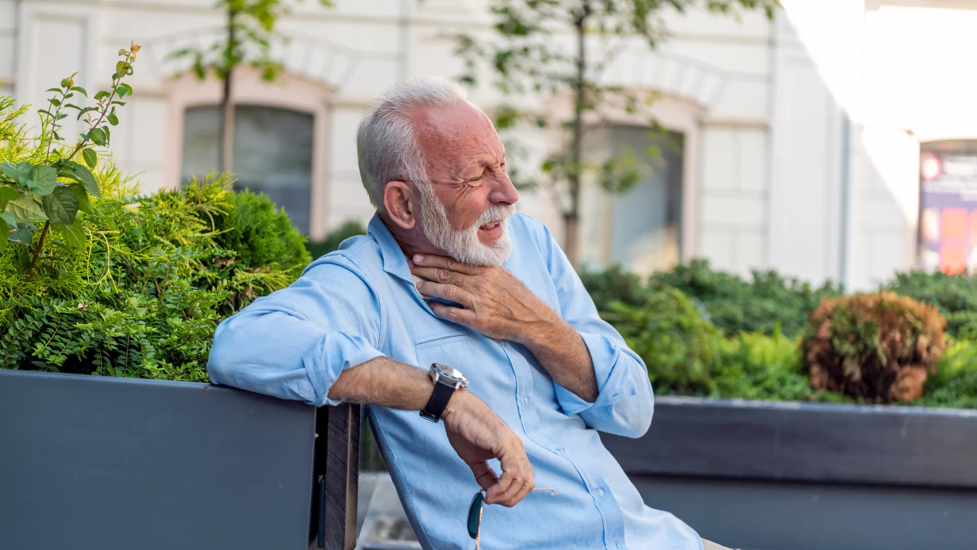 Imagen de una persona que pide auxilio por atragantamiento / AH