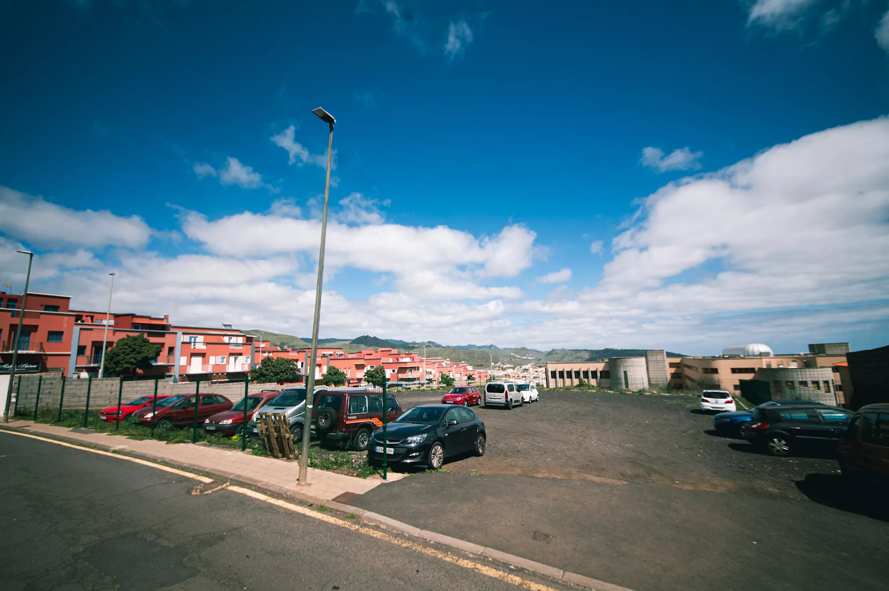 Zona de aparcamientos junto a la Facultad de Económicas de la Universidad de La Laguna (ULL)./