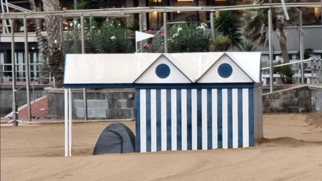 Una caseta de campaña en la playa de Las Canteras / MI PLAYA DE LAS CANTERAS