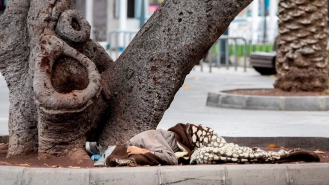 Una persona durmiendo en el parque de San Telmo en Las Palmas de Gran Canaria / EFE