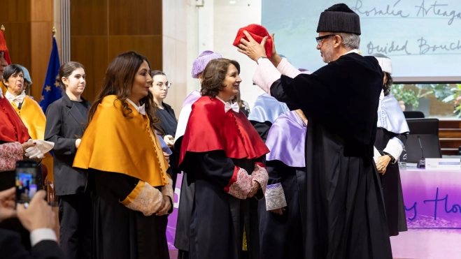 Entrega de los birretes a las nuevas doctoras honoris causa / EFE - QUIQUE CURBELO Entrega de los birretes a las nuevas doctoras honoris causa / EFE - QUIQUE CURBELO