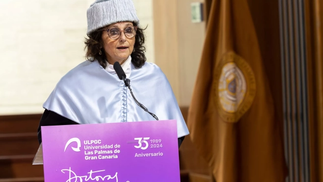 Elena Acosta, directora de la Casa de Colón durante tres décadas, toma la palabra en nombre de las nuevas doctoras / EFE - QUIQUE CURBELO
