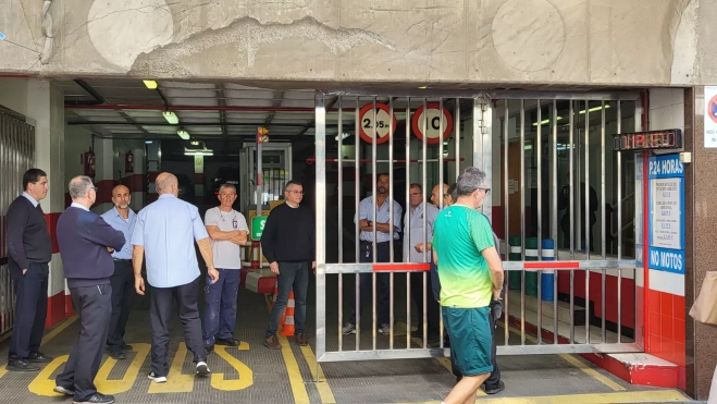 Los 10 empleados pasarán la noche en el interior si nadie les aclara su futuro / ATLÁNTICO HOY Los 10 empleados pasarán la noche en el interior si nadie les aclara su futuro / ATLÁNTICO HOY