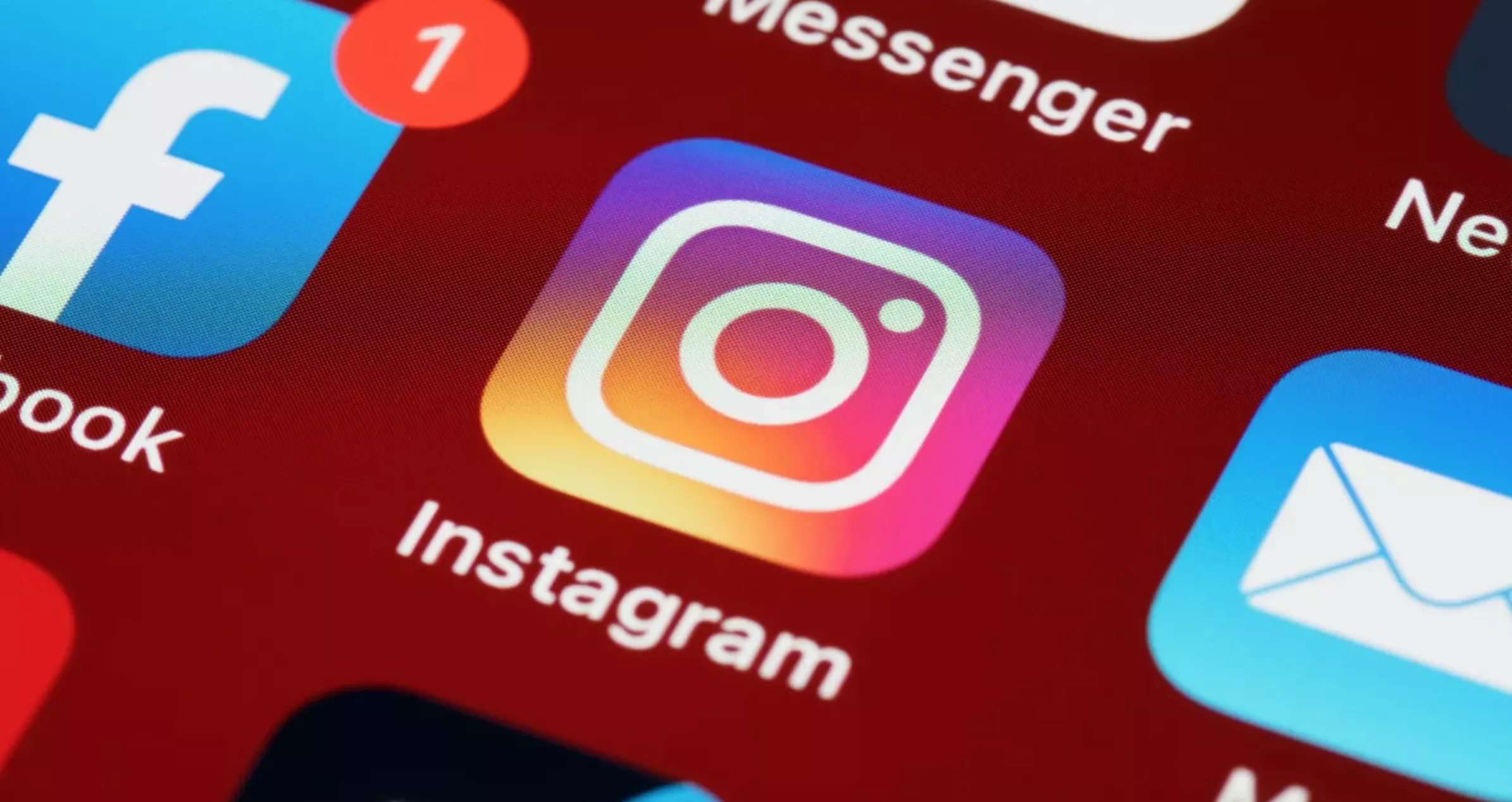 Pantalla con iconos de redes sociales como Facebook o Instagram./