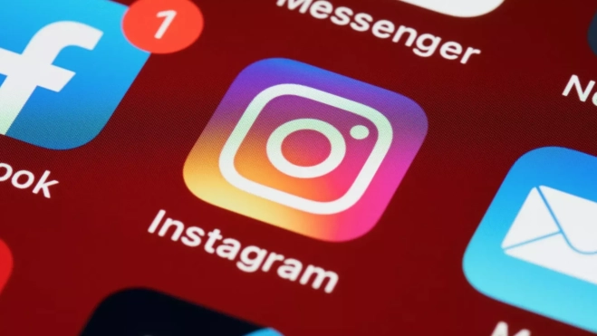 Pantalla con iconos de redes sociales como Facebook o Instagram./