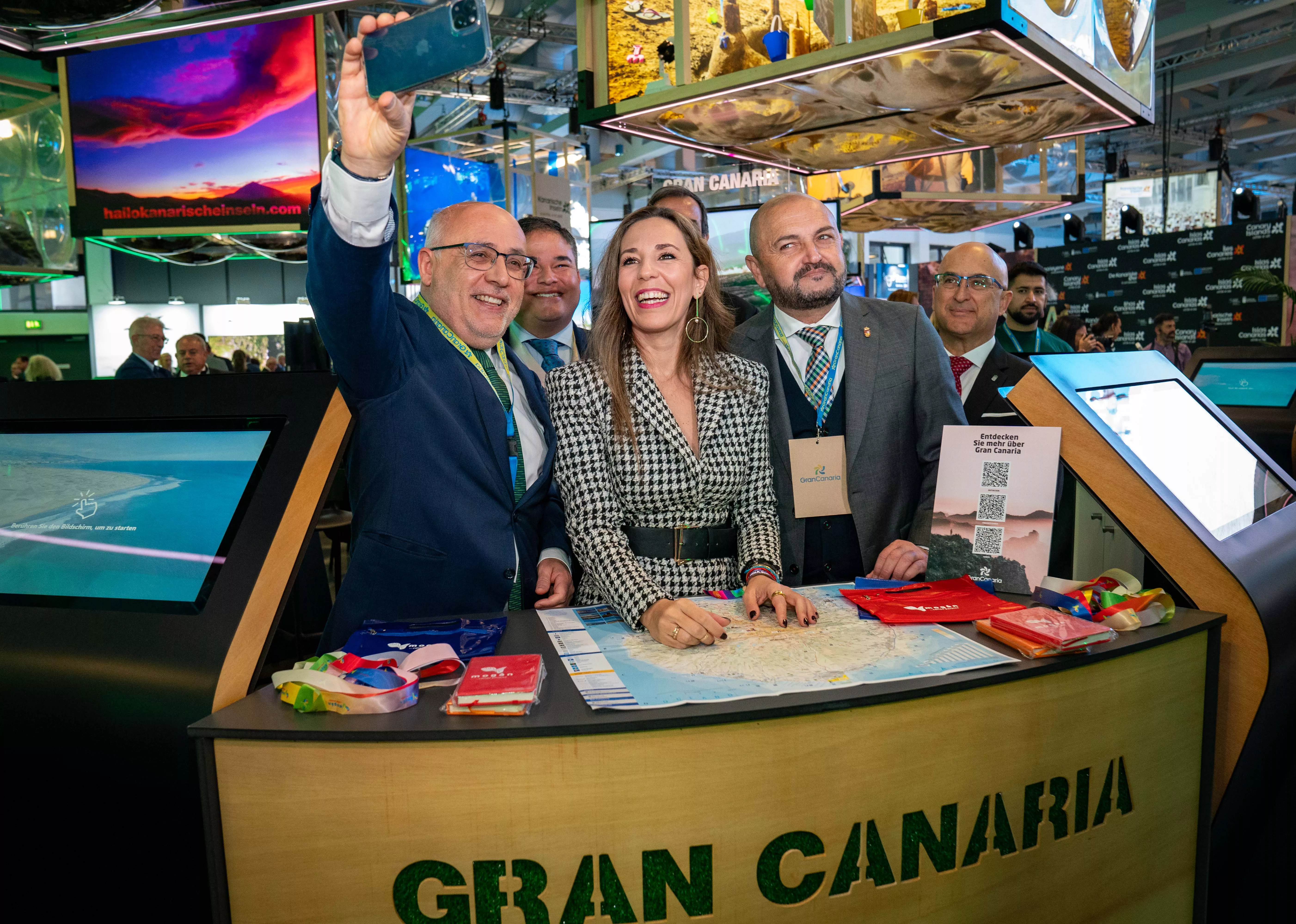 El presidente de Gran Canaria, Antonio Morales, la consejera de Turismo del Gobierno de Canarias, Jéssica de León y el consejero insular de turismo, Carlos Álamo / CEDIDA