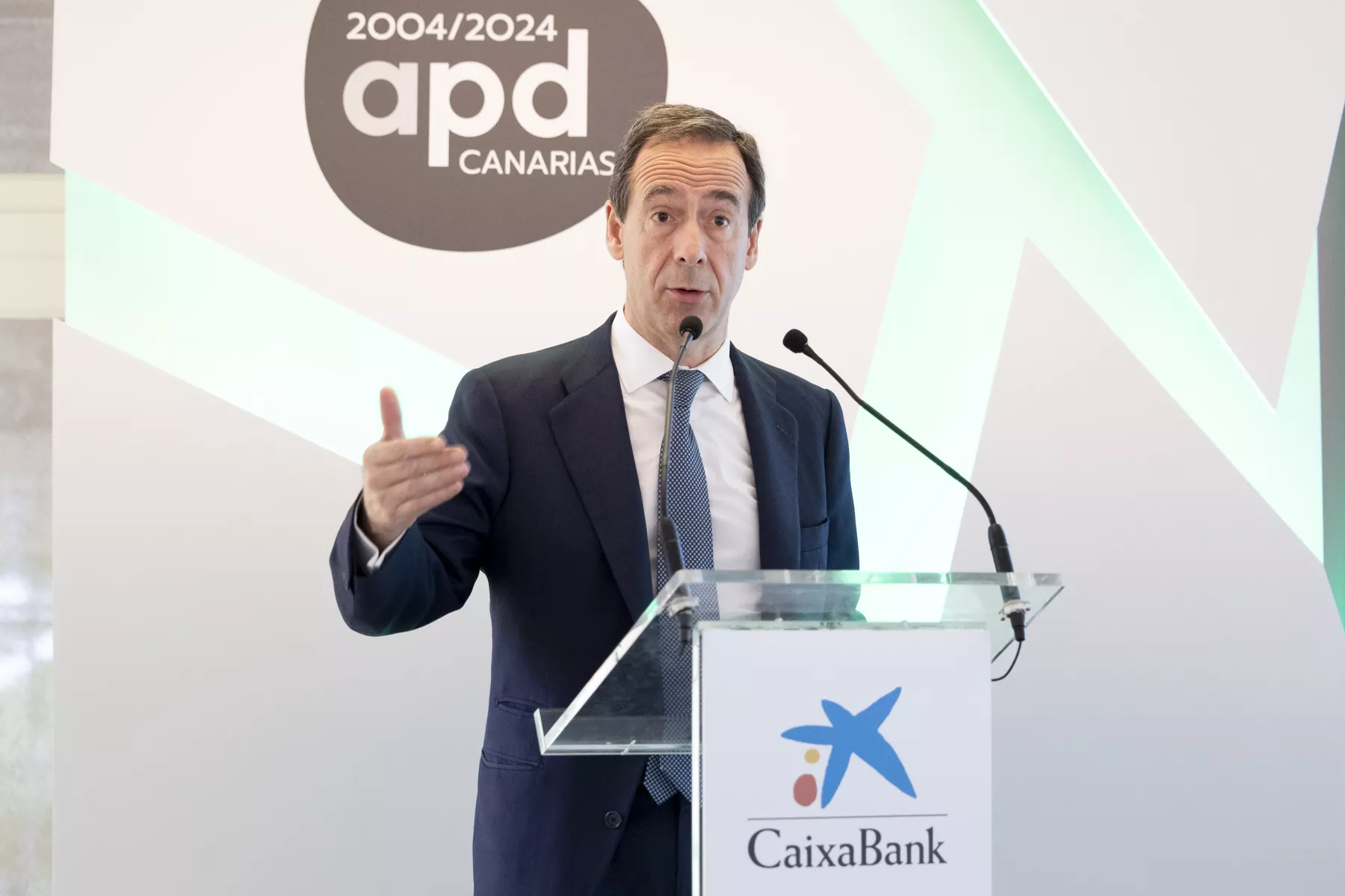 El consejero delegado de CaixaBank, Gonzalo Gortázar, durante su participación en el coloquio organizado por APD Canarias / CEDIDA