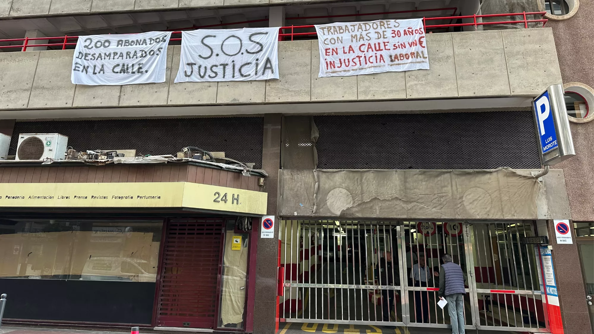 Un cliente molesto habla con un trabajador del parquin de Luis Morote / ATLÁNTICO HOY - MARCOS MORENO